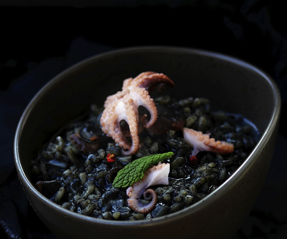 Czarne risotto z białym winem i ośmiorniczkami