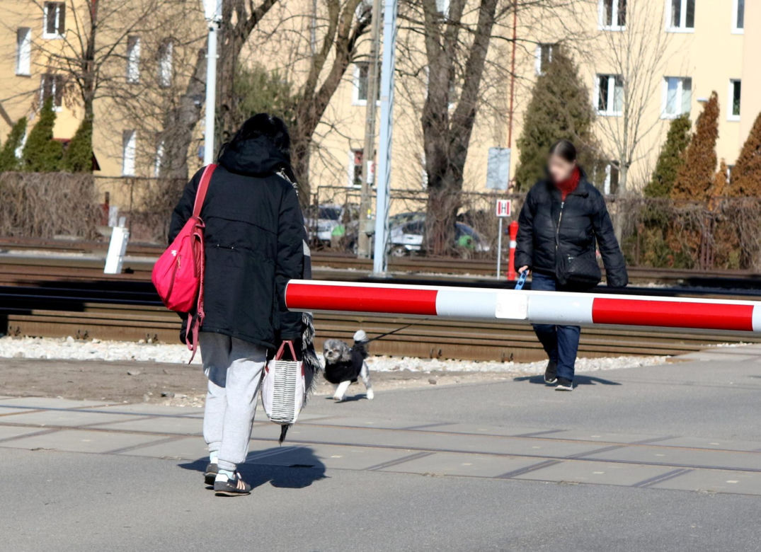  Takiego absurdu w Warszawie już dawno nie było. Mieszkańcy Pragi załamani po budowie kładki nad torami