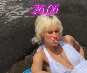 Córka Englerta plażuje na ulicy! Co ona ma w ustach?