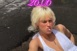 Córka Englerta plażuje na ulicy! Co ona ma w ustach?