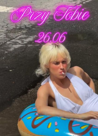 Córka Englerta plażuje na ulicy! Co ona ma w ustach?