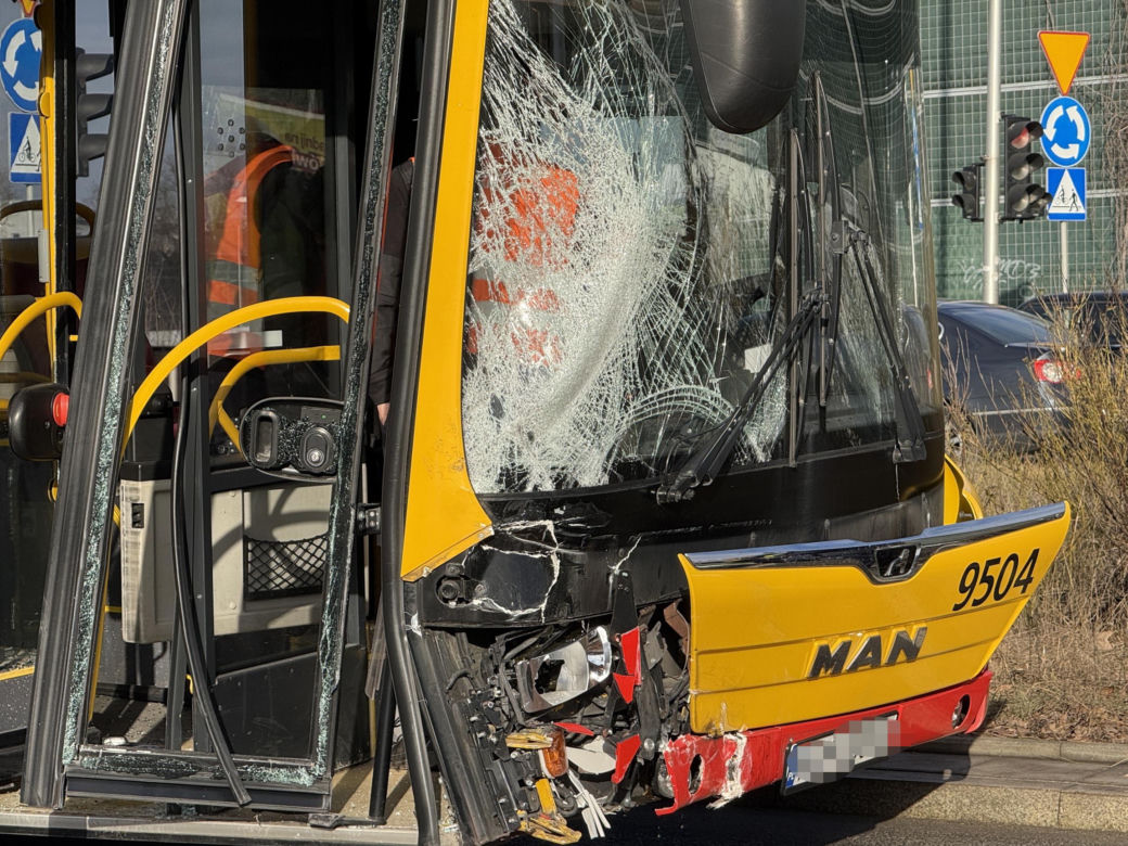 Zderzenie autobusu miejskiego