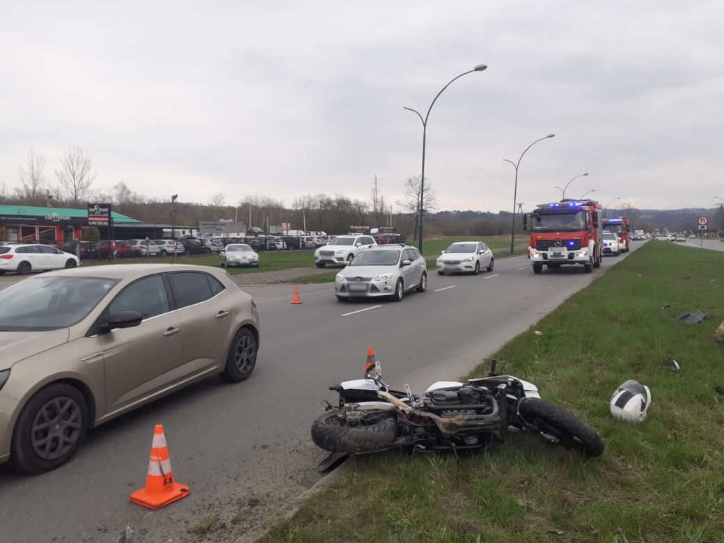 Po zderzeniu z fordem, yamaha wylądowała na pasie zieleni. Motocyklista w szpitalu