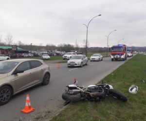 Po zderzeniu z fordem, yamaha wylądowała na pasie zieleni. Motocyklista w szpitalu