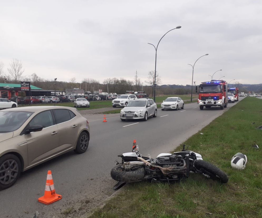 Po zderzeniu z fordem, yamaha wylądowała na pasie zieleni. Motocyklista w szpitalu