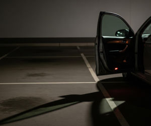 Policjanci uratowali kierowcę. Co robili inni widząc zagrożenie?