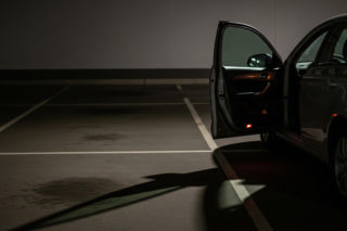 Policjanci uratowali kierowcę. Co robili inni widząc zagrożenie?