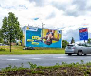 Otoczony reklamami dom przy Dolinie Służewieckiej w Warszawie