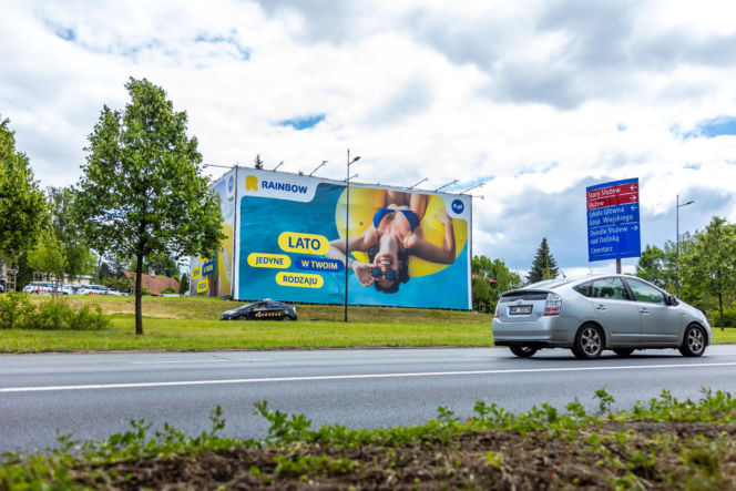Otoczony reklamami dom przy Dolinie Służewieckiej w Warszawie