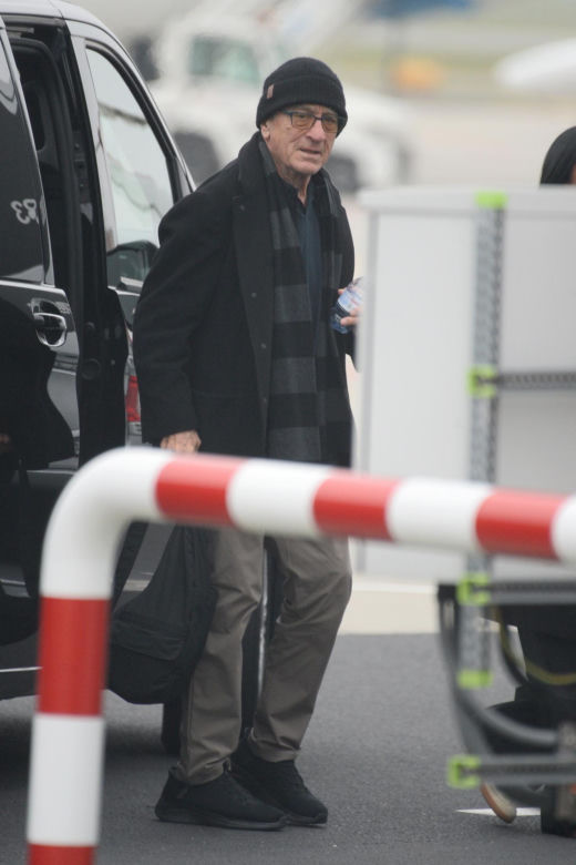 Robert De Niro już w Polsce. Aktor przyłapany na lotnisku w Warszawie