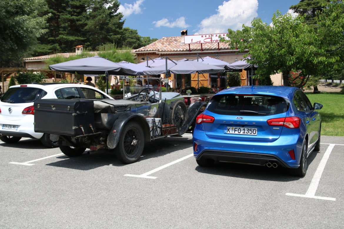 Ford Focus obok blisko 100-letniego auta
