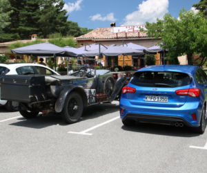 Ford Focus obok blisko 100-letniego auta