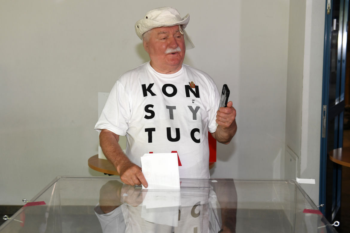 Wybory 2020 Lech Wałęsa zagłosował w koszulce Konstytucja 