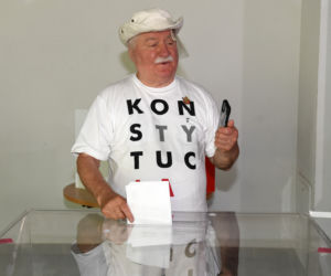 Wybory 2020 Lech Wałęsa zagłosował w koszulce Konstytucja 
