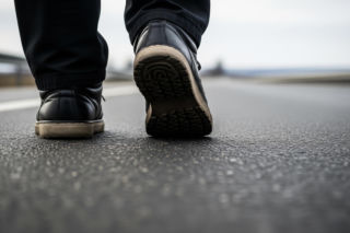 Pieszy na A1 w Żorach zaskoczył policję. Kim okazał się poszukiwany mężczyzna?