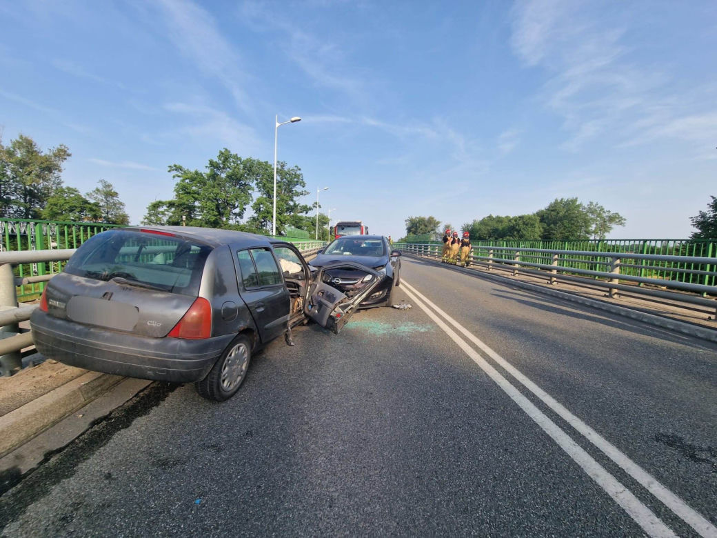 Koszmarny wypadek w Kobiórze. Poszkodowani są m.in. kobieta w ciąży i trójka dzieci