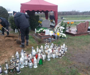 Pogrzeb ofiar wypadku w Ciborzu. Tłumy żałobników żegnają tragicznie zmarłych