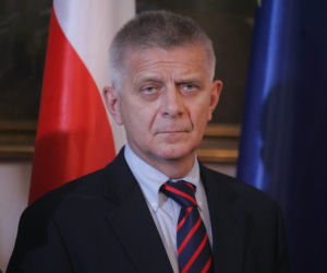 Polacy tracą pracę a oni zarabiają miliony