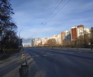 Kijów zakazał wychodzenia z domów - z wyjątkiem potrzeby dotarcia do najbliższego schronu lub metra.