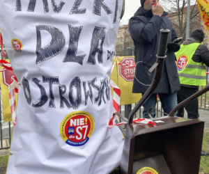 Protest ws. wariantów S7 przed siedzibą oddziału GDDKIA w Krakowie