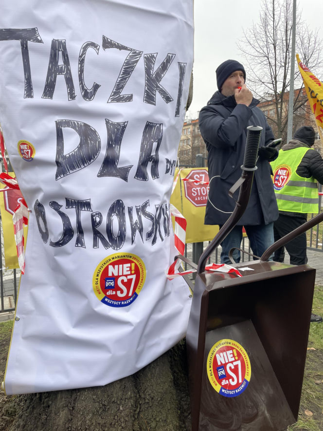 Protest ws. wariantów S7 przed siedzibą oddziału GDDKIA w Krakowie