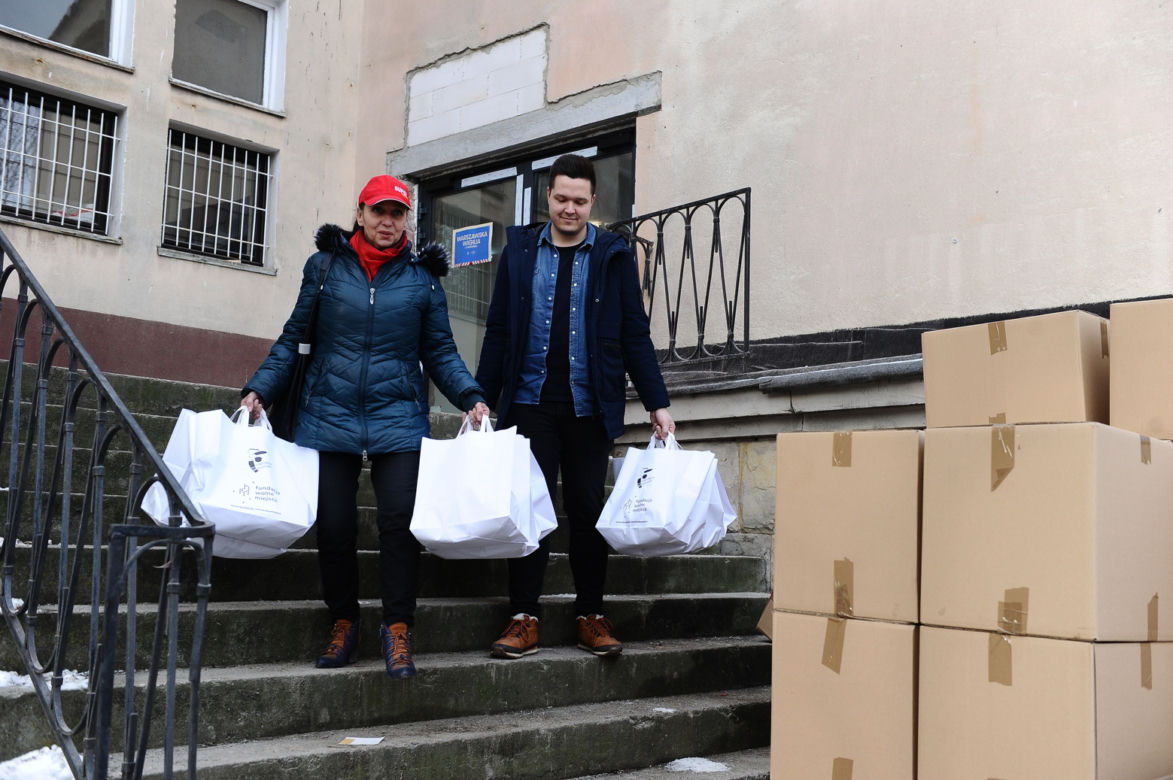 Rozdaliśmy świąteczne paczki potrzebującym. Nie brakowało wzruszeń