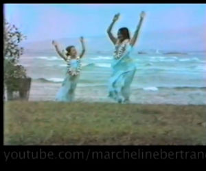 Angelina Jolie z mamą na plaży (1981 r.) 