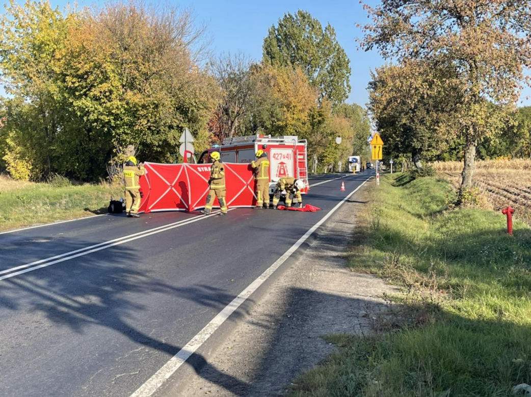 Rowerzystka wpadła pod ciężarówkę! Tragedia na DK 15 w Wielkopolsce