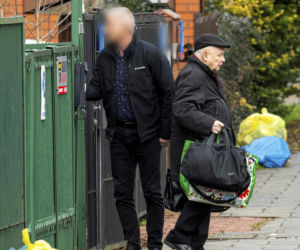 Prezes PiS robi pranie na mieście.