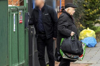 Prezes PiS robi pranie na mieście.