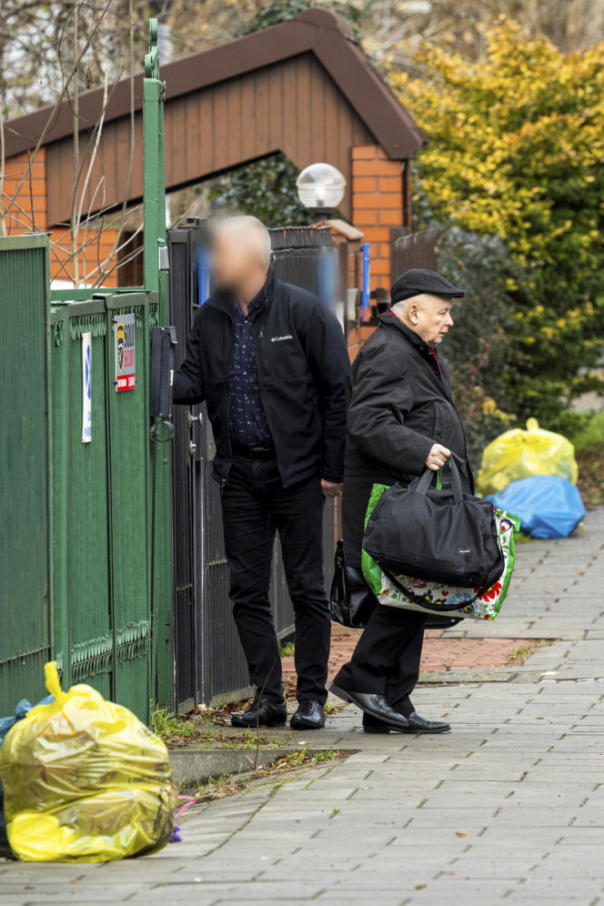 Prezes PiS robi pranie na mieście.