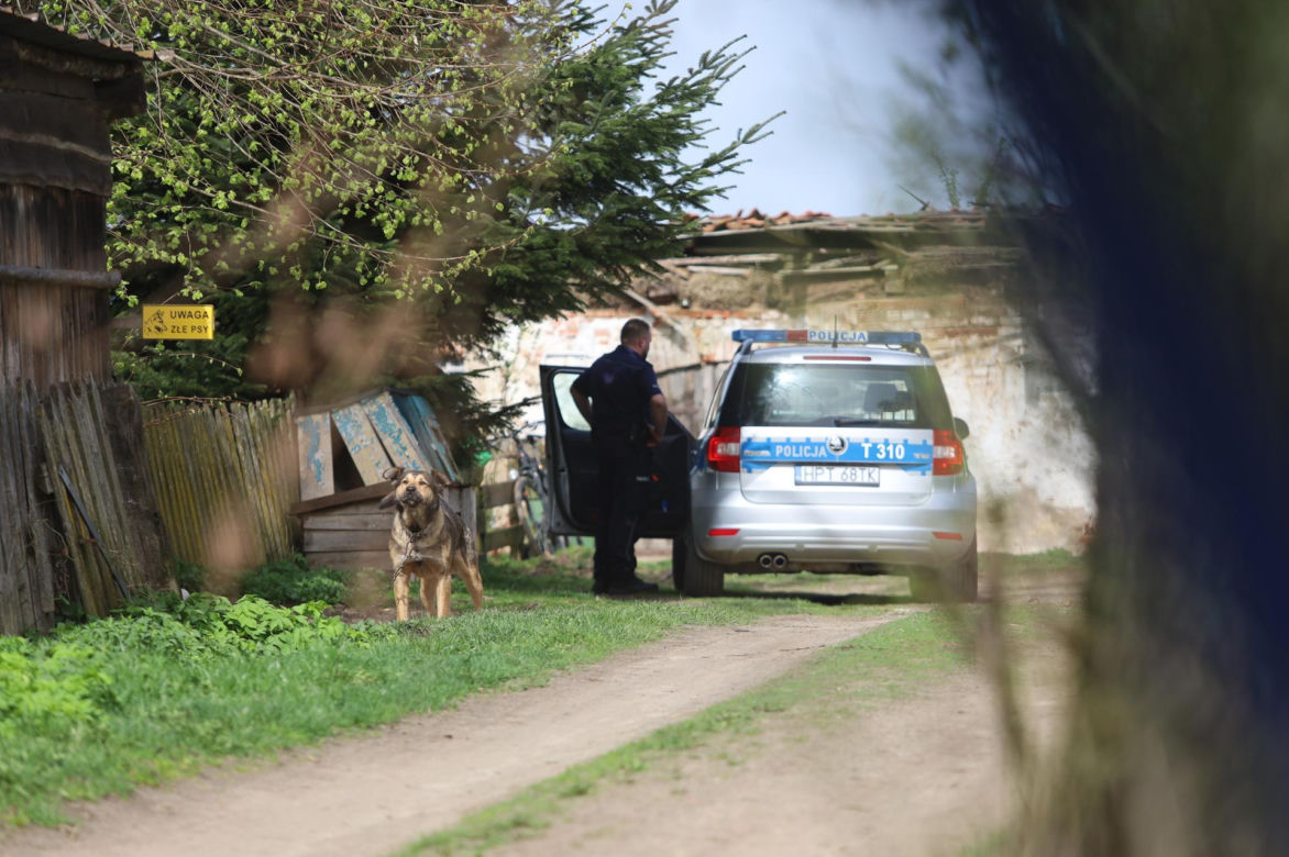 Pies zjadł narzędzie przestępstwa? Policja szuka kości, którą żona zraniła męża