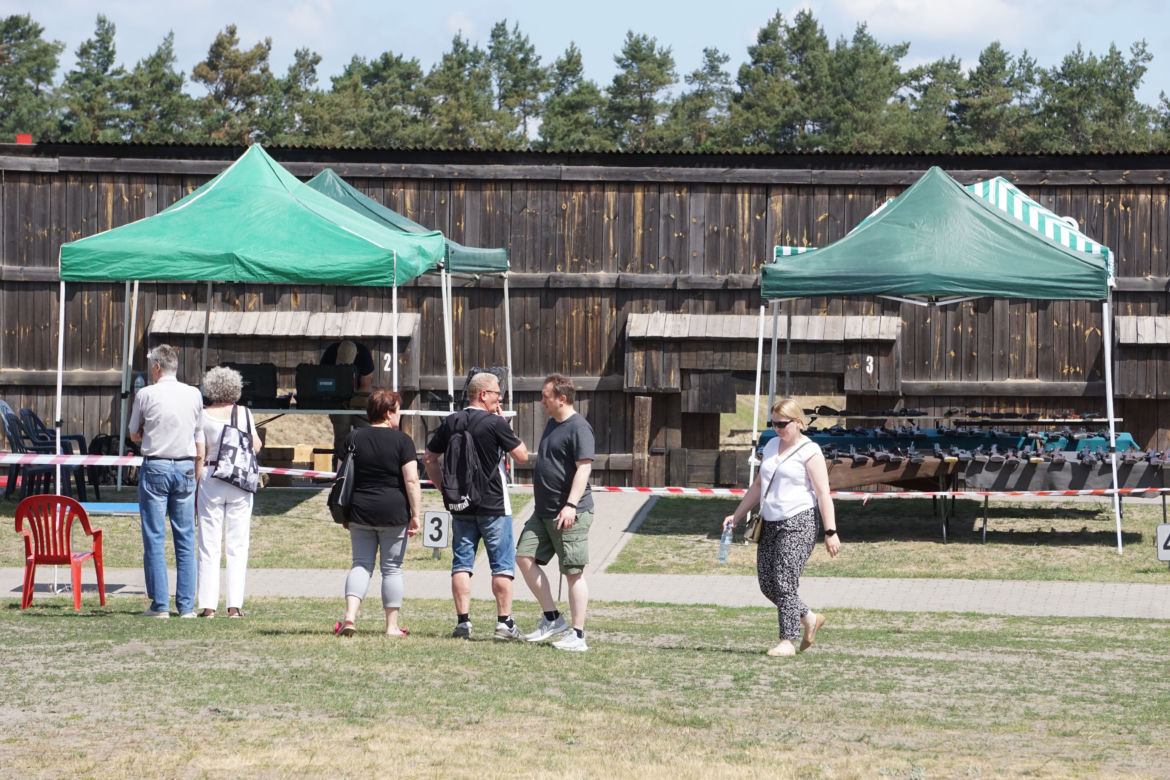 Piknik strzelecki w Bydgoszczy. Tłumy miłośników broni na strzelnicy garnizonowej [ZDJĘCIA]