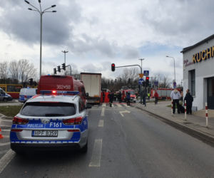 Tragiczny wypadek na Włókniarzy w Łodzi. Kobieta zginęła pod kołami tira [ZDJĘCIA]
