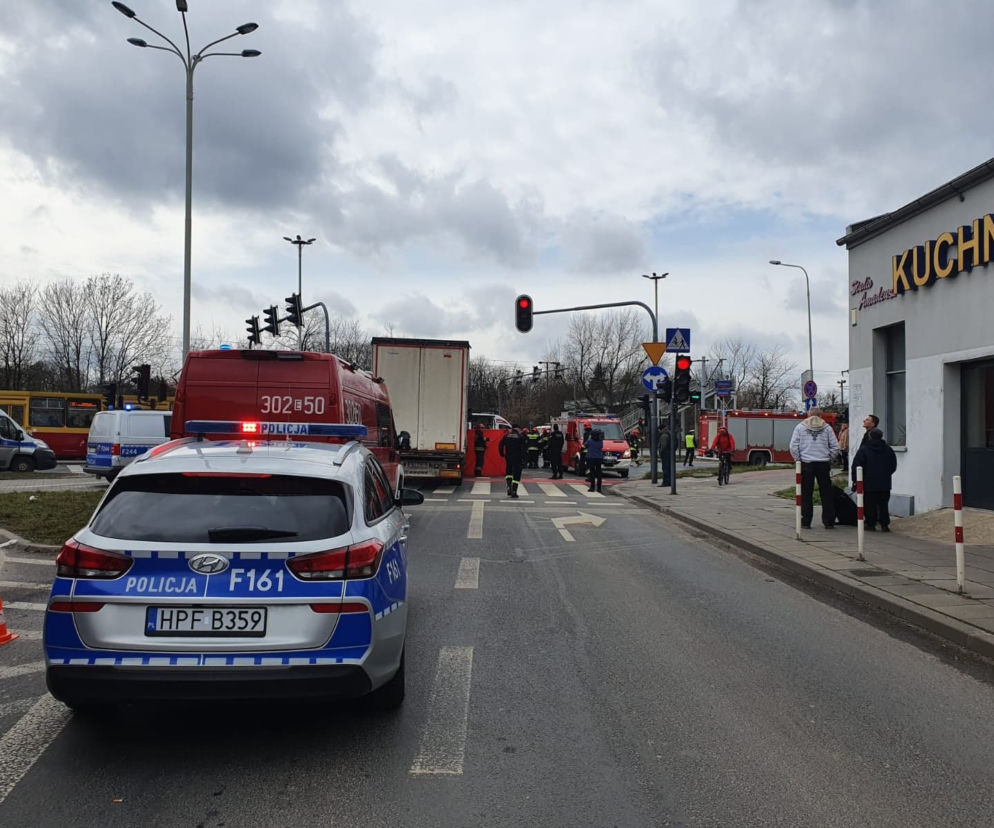 Tragiczny wypadek na Włókniarzy w Łodzi. Kobieta zginęła pod kołami tira [ZDJĘCIA]