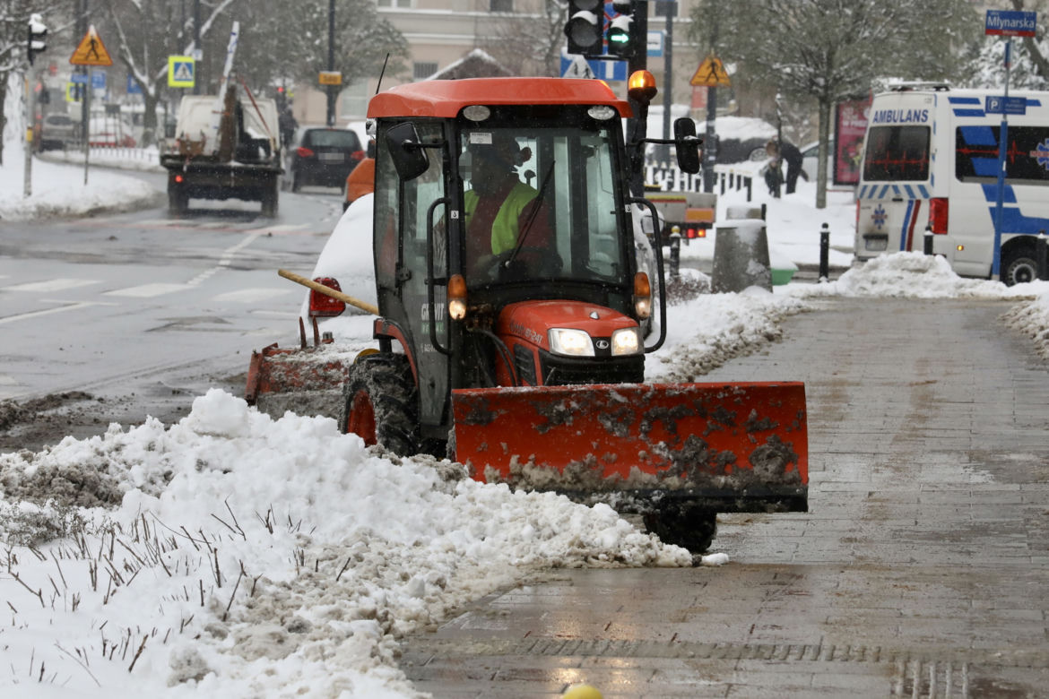 Warszawa nie radzi sobie z atakiem zimy. Chodniki toną w śniegu