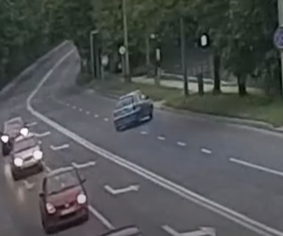 Niebezpieczny wypadek w Rudzie Śląskiej. Samochód wyleciał w powietrze