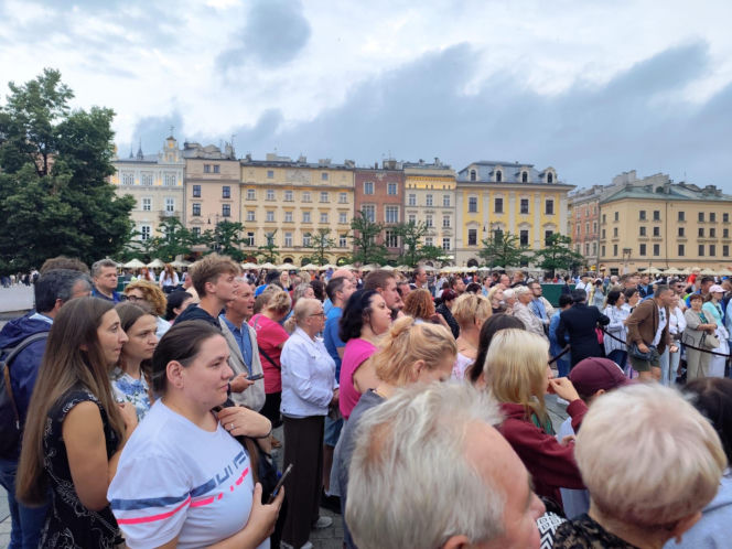 Miał być rekord frekwencji, była kontrowersyjna zabawa. Tak wyglądało „wesele” w Krakowie
