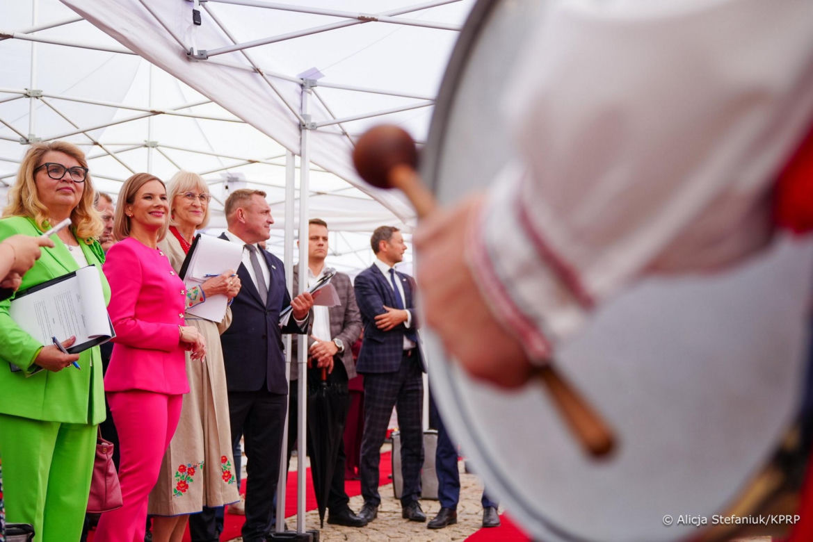 Marta Nawrocka w różu zachwyca na dożynkach! Wiemy, kto wygrał konkurs na najpiękniejszy wieniec