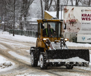 Ostróda w centrum śnieżycy. Burmistrz nocą ratował ludzi. Kierowcy nocowali w urzędzie
