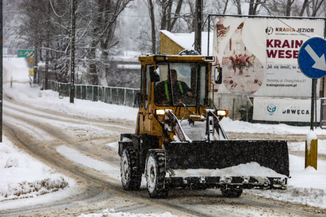Ostróda w centrum śnieżycy. Burmistrz nocą ratował ludzi. Kierowcy nocowali w urzędzie