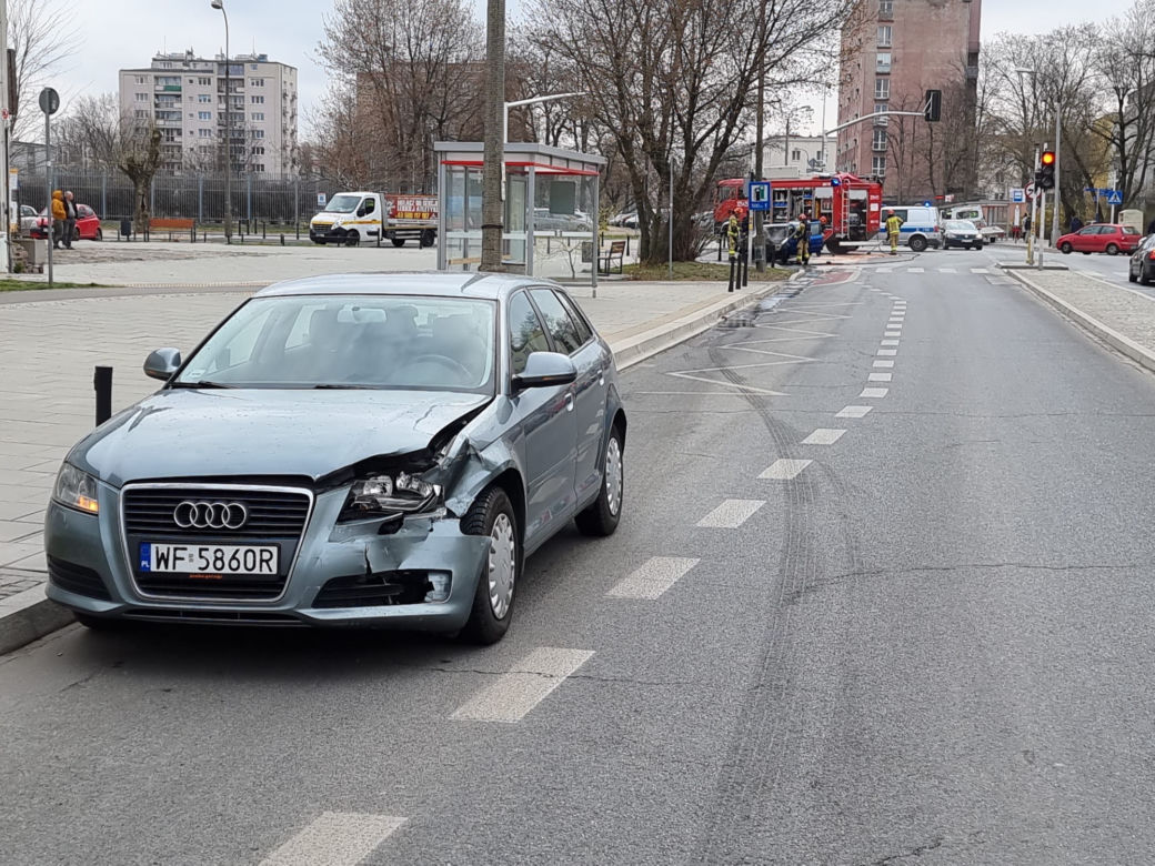 Wypadek samochodowy na Kamionku. Auto stanęło w płomieniach