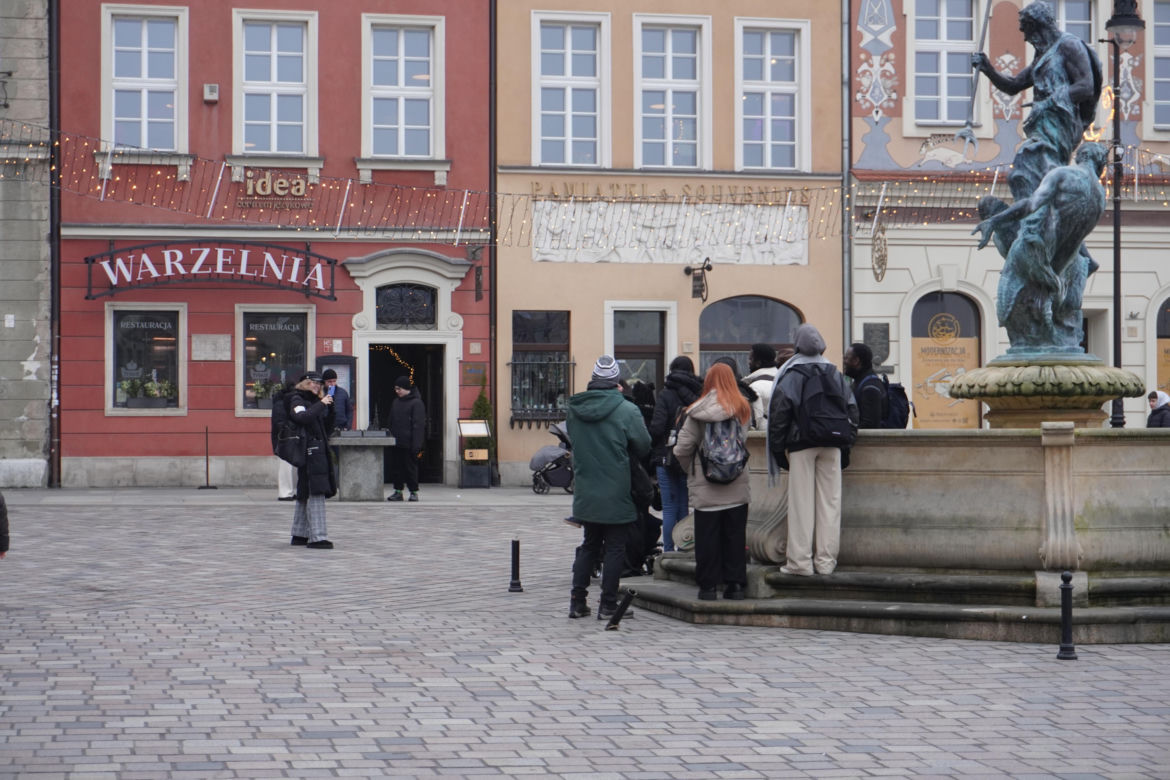 Tłumy ludzi na świątecznym spacerze na Starym Rynku w Poznaniu