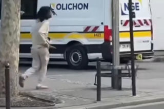 Krwawy atak w centrum Paryża. Nożownik rzucił się na kobiety, wszystko nagrała kamera