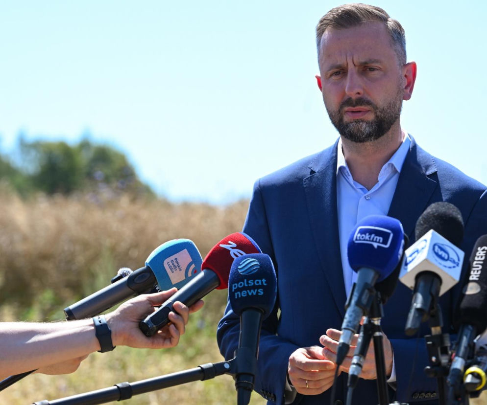Wicepremier Władysław Kosiniak-Kamysz podczas konferencji. O szczegółach akcji wojska przeczytasz na SE Polityka.
