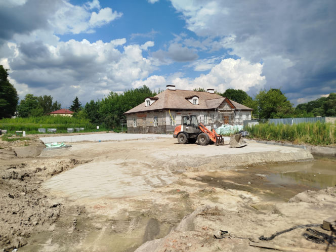 Zabytkowy dwór w Nowych Iganiach coraz piękniejszy. Zmienia się także jego otoczenie
