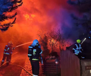 Pożar domu w Nowej Wsi Wielkiej! Na miejscu 7 zastępów straży pożarnej [ZDJĘCIA]