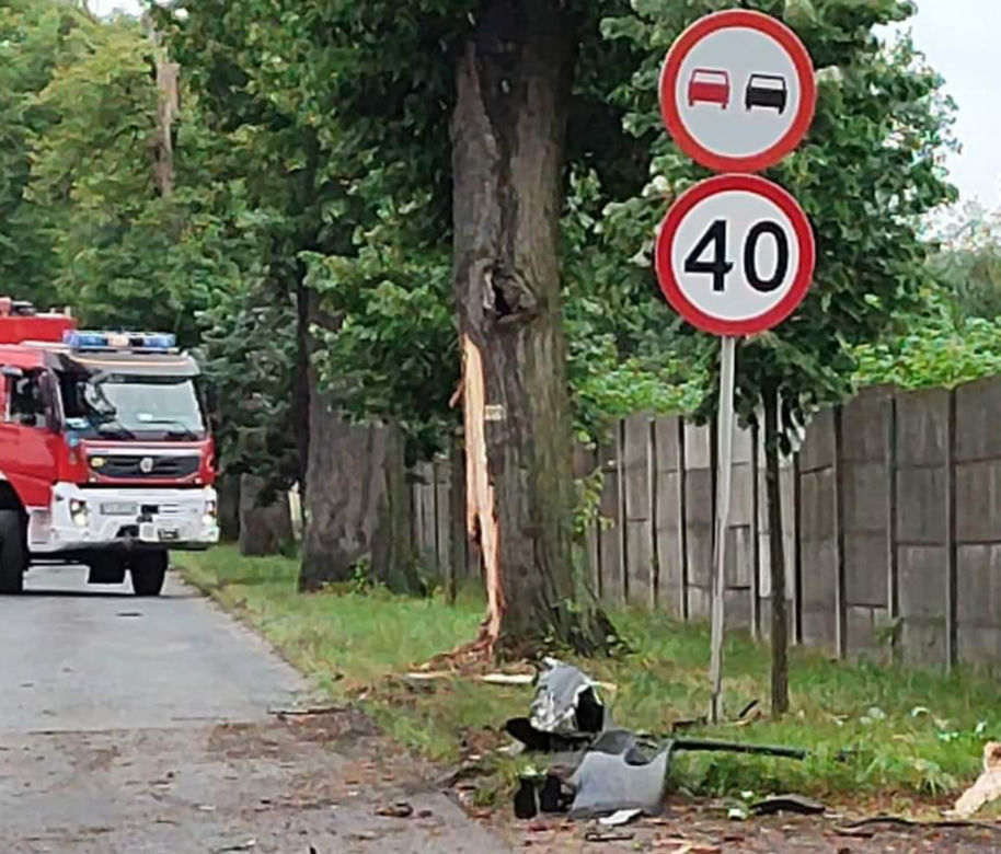 Poznań. Śmiertelny wypadek na Meteorytowej! 46-latek zginął w rozbitym volkswagenie [ZDJĘCIA]