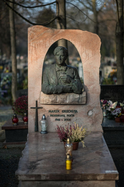 Kraków pamięta. Na grobie Marka Grechuty zawsze palą się znicze. Jeden szczegół jego grobu chwyta za serce