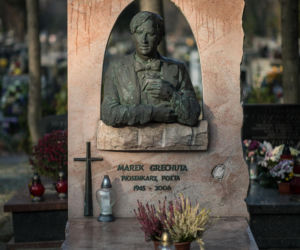 Kraków pamięta. Na grobie Marka Grechuty zawsze palą się znicze. Jeden szczegół jego grobu chwyta za serce